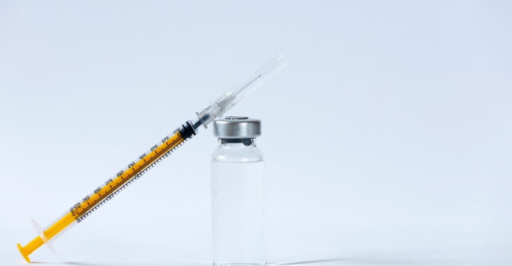 Komitet do Spraw Produktów Leczniczych u Ludzi (Chmp) Europejskiej Agencji Leków (Ema) przyjął pozytywną opinię zalecającą dopuszczenie do obrotu zaktualizowanej szczepionki przeciwko COVID-19 firmy M