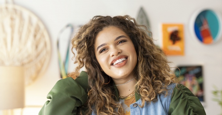 Celebracja naturalnej tekstury włosów kręconych. Pielęgnacja włosów afro i sprężynkowatych Celebracja naturalnej tekstury włosów kręconych. Pielęgnacja włosów afro i sprężynkowatych