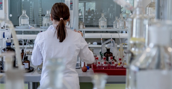 Kolba Erlenmeyera jest narzędziem o ogromnym znaczeniu w laboratoriach na całym świecie Kolba Erlenmeyera jest narzędziem o ogromnym znaczeniu w laboratoriach na całym świecie