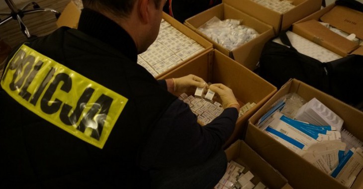 Handlował nielegalnie lekami na odchudzanie, potencję i sterydami. W mieszkaniu urządził zaplecze apteki Handlował nielegalnie lekami na odchudzanie, potencję i sterydami. W mieszkaniu urządził zaplecze apteki