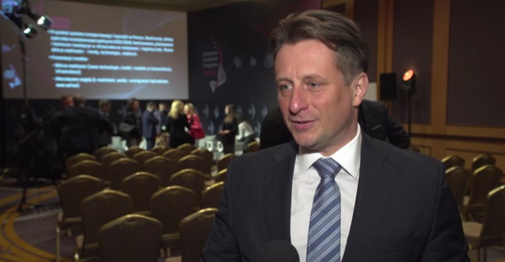 Do połowy maja potrwają konsultacje unijnej strategii rozwoju sztucznej inteligencji. Nowe przepisy mają pomóc Europie dogonić Chiny i USA Do połowy maja potrwają konsultacje unijnej strategii rozwoju sztucznej inteligencji. Nowe przepisy mają pomóc Europie dogonić Chiny i USA