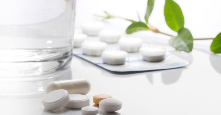 Krótka data przydatności leków a promocyjne ceny w aptekach – kiedy warto skorzystać?
