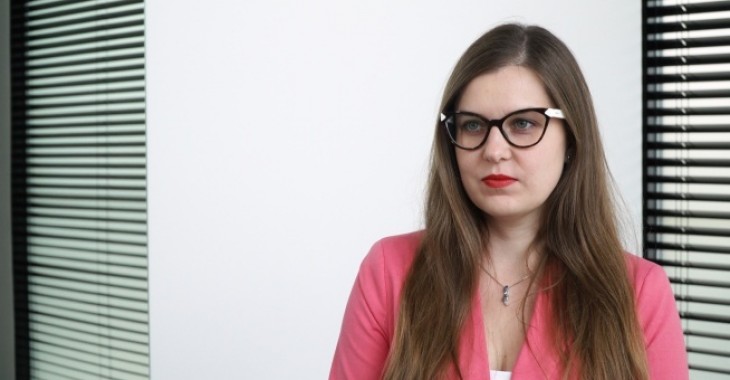 Stres związany z pandemią koronawirusa może powodować łysienie. W ostatnim czasie do trychologów zgłasza się coraz więcej osób z tym problemem Stres związany z pandemią koronawirusa może powodować łysienie. W ostatnim czasie do trychologów zgłasza się coraz więcej osób z tym problemem