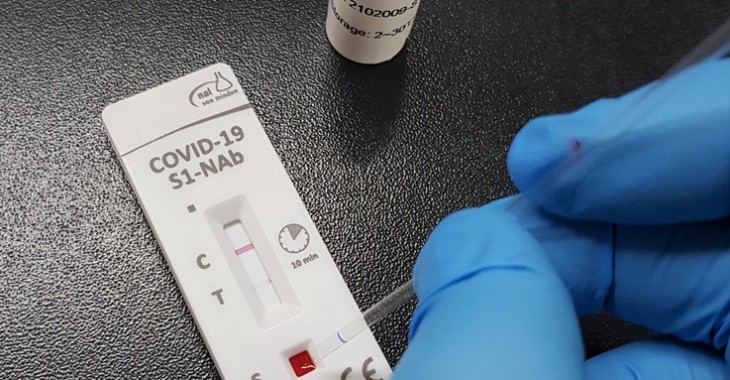 Pzed podaniem trzeciej dawki szczepionki należy najpierw sprawdzić poziom przeciwciał
