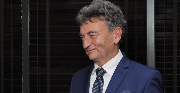 Choroby siatkówki pozostają najczęstszą przyczyną utraty wzroku w Polsce. Pojawiają się nowe terapie, które nie tylko zachowują widzenie, ale też ograniczają liczbę koniecznych zastrzyków Choroby siatkówki pozostają najczęstszą przyczyną utraty wzroku w Polsce. Pojawiają się nowe terapie, które nie tylko zachowują widzenie, ale też ograniczają liczbę koniecznych zastrzyków